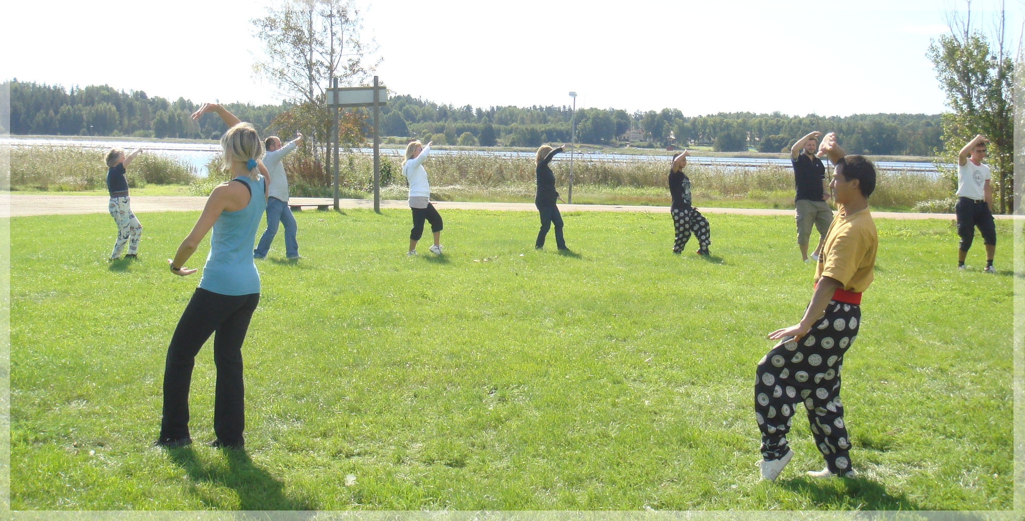 Grupp som utövar Tai Chi för balans och styrka
